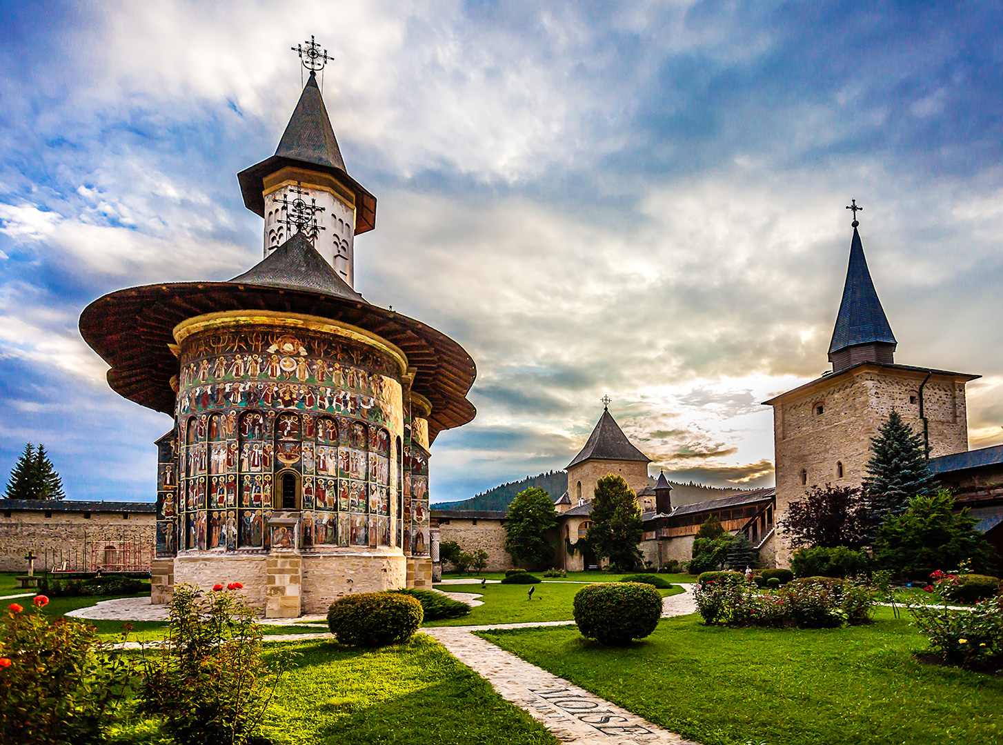 Biserica_si_curtea_manastirii_Sucevita